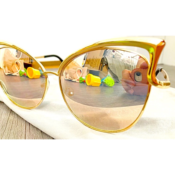 Sunglasses - golden & black frame - Picture 1 of 3